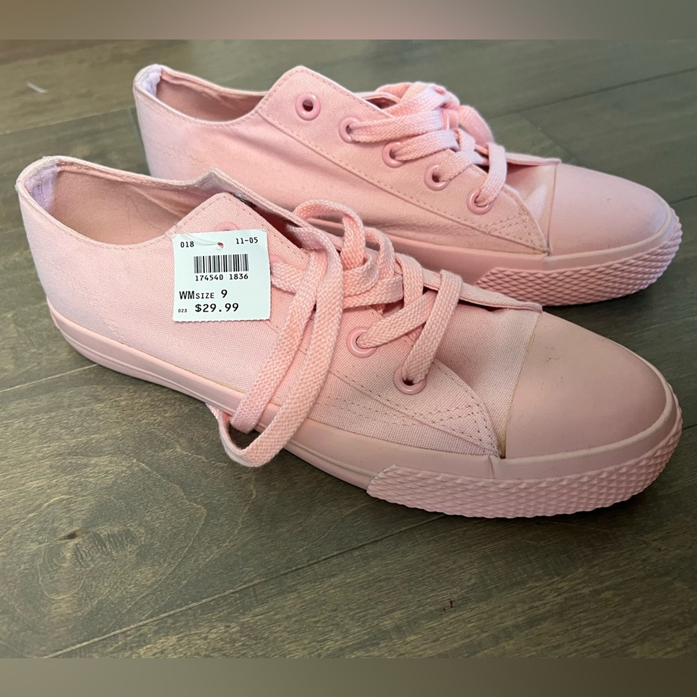NWT PINK SIZE 9 LOW TOP SNEAKERS